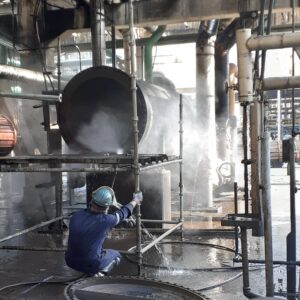 Limpieza con agua a presión hidrojet de 10.000 lbs a carcasa y cabezales de un intercambiador de calor.