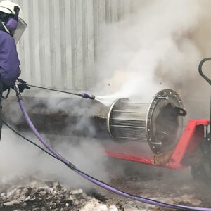Limpieza con hidrojet de 10.000 a 15.000 lbs de presión a los haces tubulares.  De un intercambiador de calor